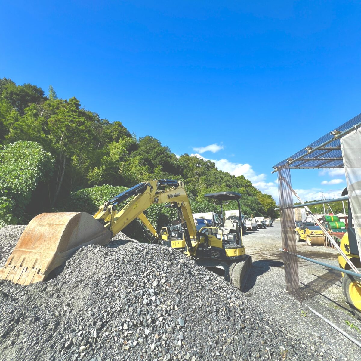 ユンボなどの重機が並ぶ敷地内。防犯の必要性を感じた