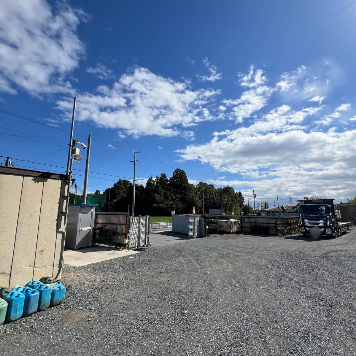 入口を見渡せる位置に監視カメラが配置されている