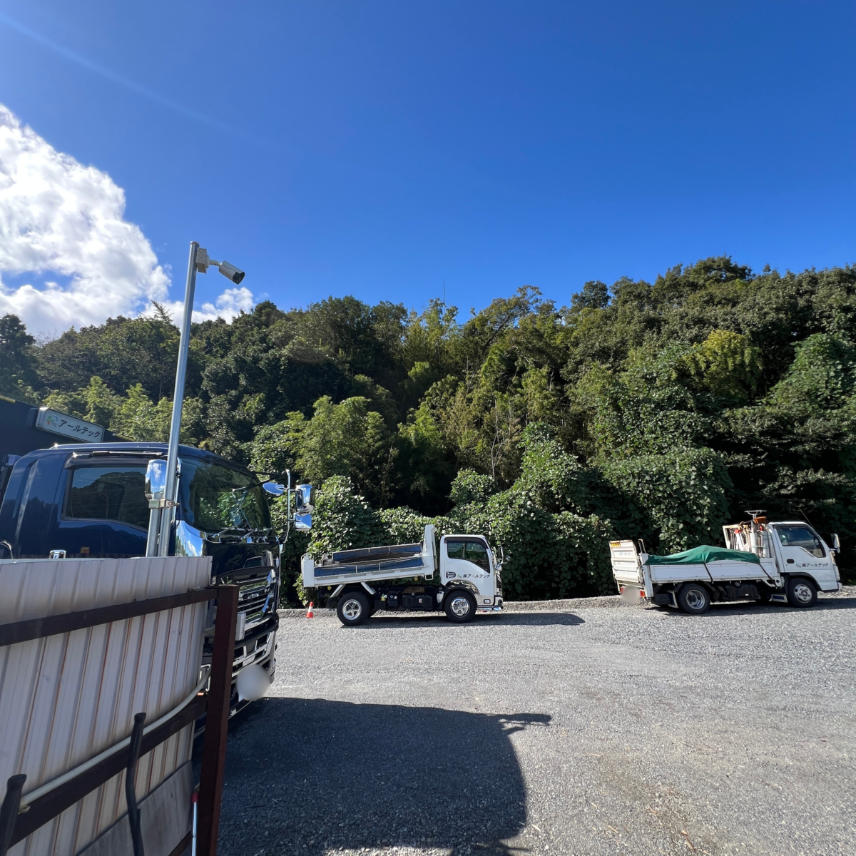 土砂や機材を運ぶトラックを見守る、防犯カメラが心強い。