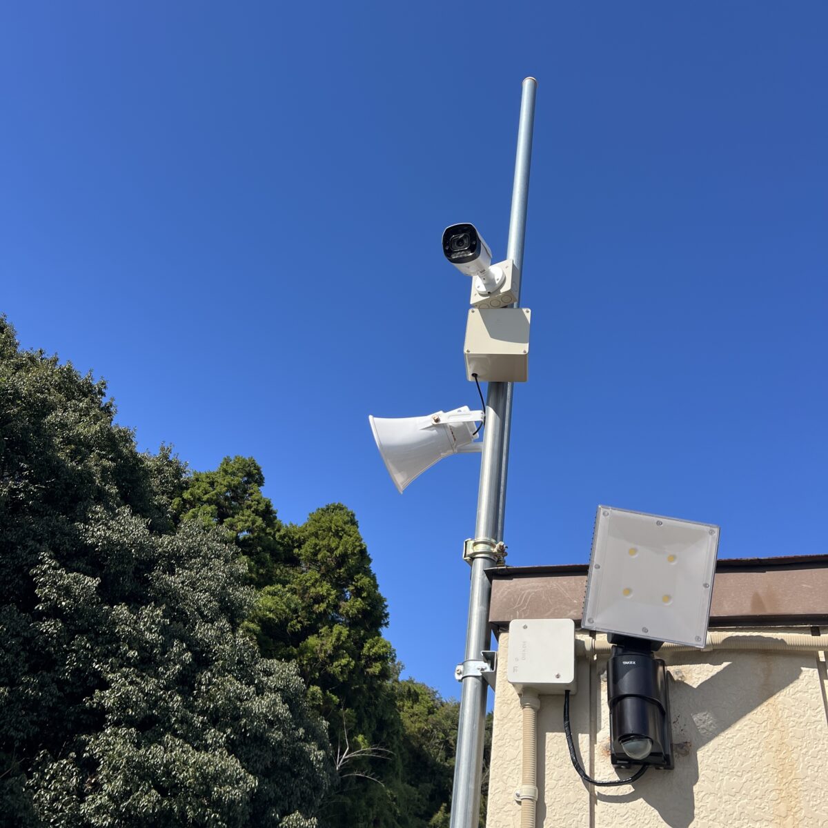 小型ながらも高性能なカメラが、敷地内のいたるところに取り付けられている