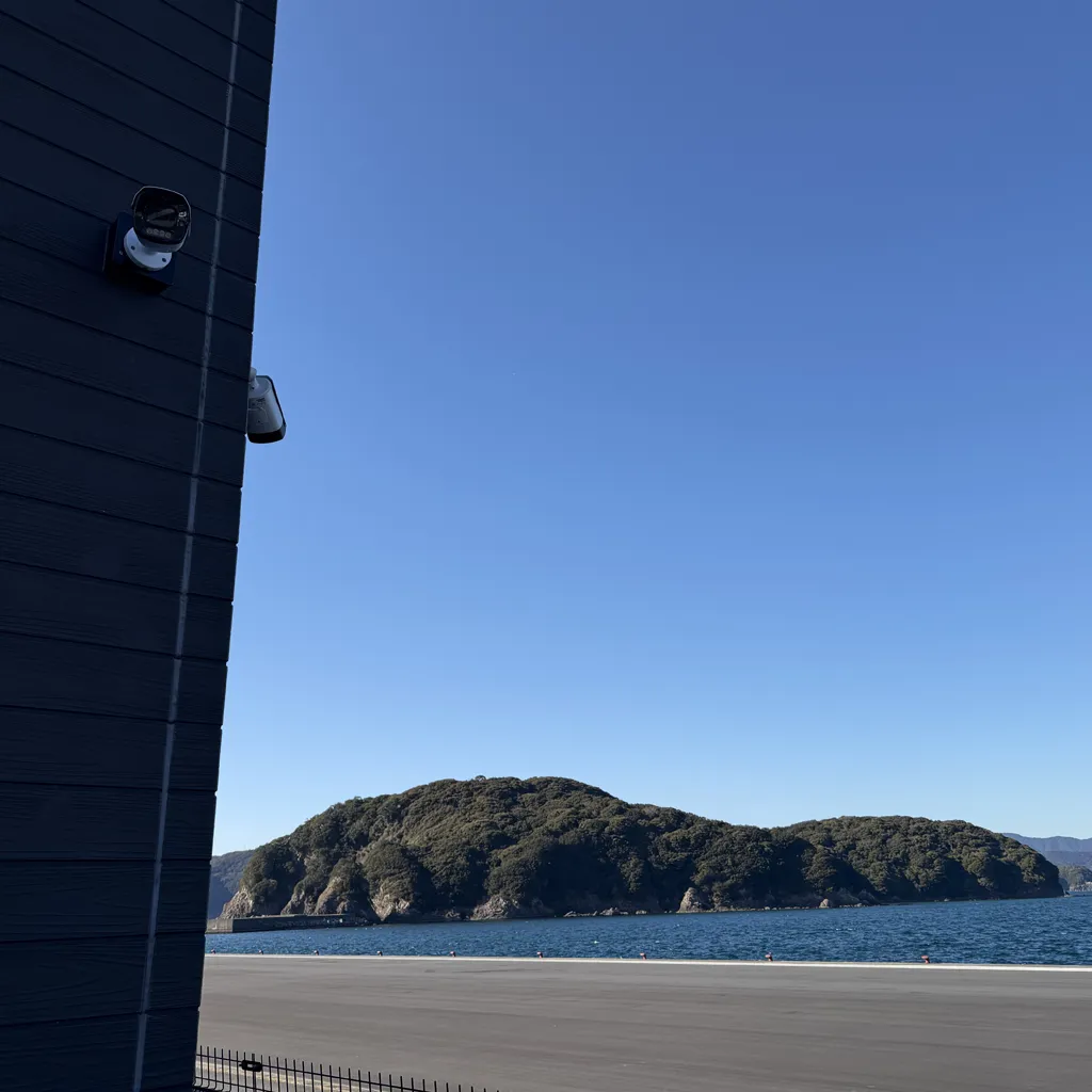 壁のカメラ。海側からの侵入にも心強い