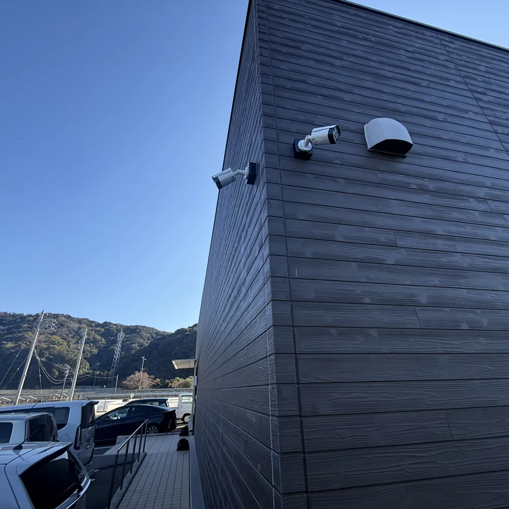 駐車場方面を見守る防犯カメラの様子。