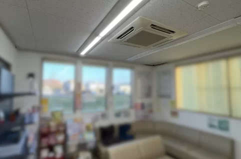 防犯カメラが見守る薬局の店舗内