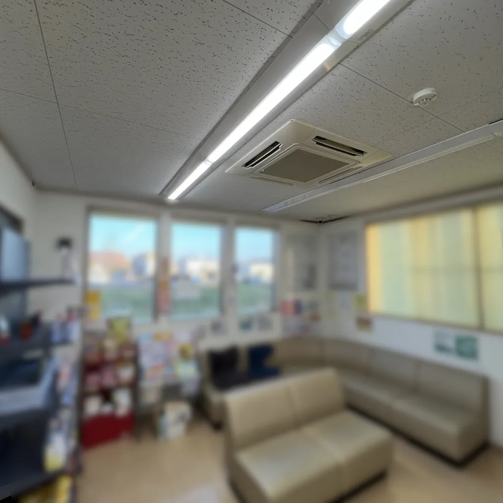 防犯カメラが見守る薬局の店舗内