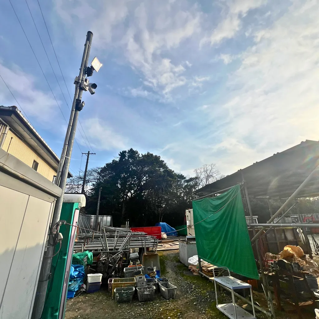 高所から防犯カメラが敷地内を見守る